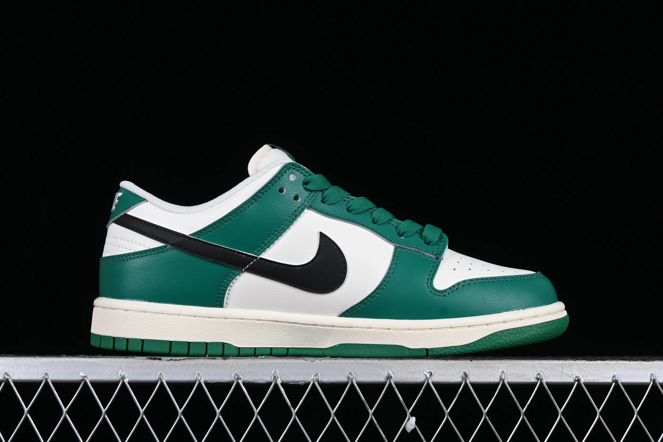 All Categories Nk SB Dunk Series Nk SB Dunk Low Low-top Sneakers Nk SB Dunk Low "Lottery" Heineken Color SB Smashed Backboard Fashion Casual Sneakers DR9654-100